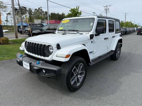 Used 2024 Jeep Wrangler Unlimited w/ Convenience Group AWD/4WD image 4