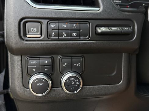 Used 2023 GMC Yukon XL AT4 w/ AT4 Premium Package AWD/4WD image 23