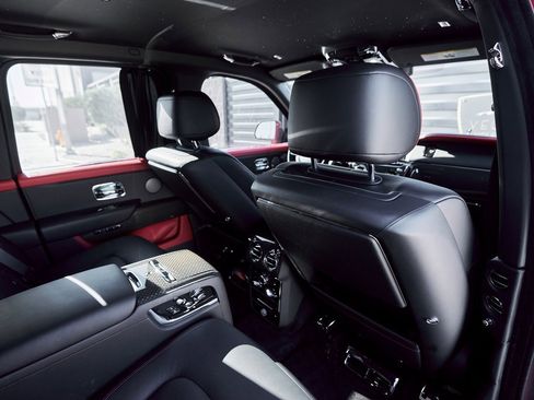 Used 2022 Rolls-Royce Cullinan Black Badge image 41