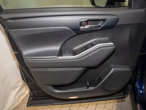 Used 2023 Toyota Highlander XLE image 11