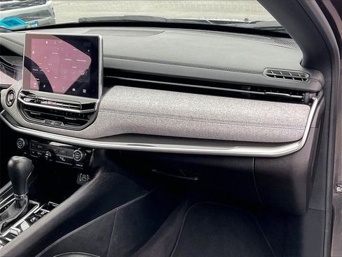 Used 2023 Jeep Compass Latitude image 12