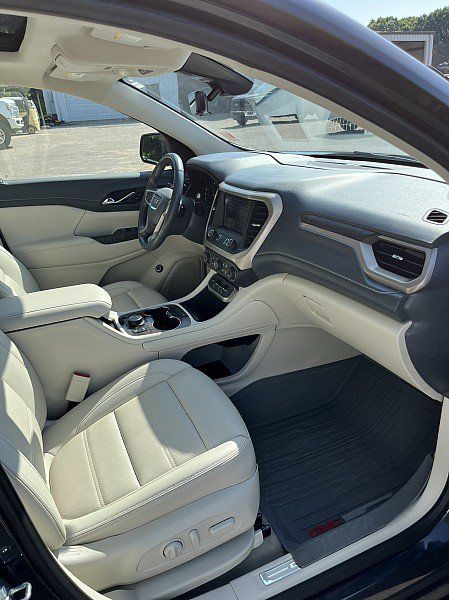 Used 2022 GMC Acadia Denali w/ Denali Technology Package FWD image 14