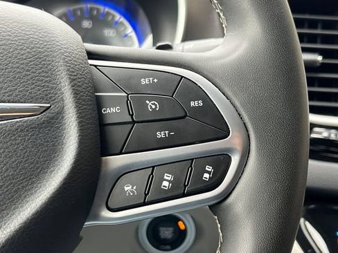 Used 2023 Chrysler Pacifica Touring-L FWD image 29