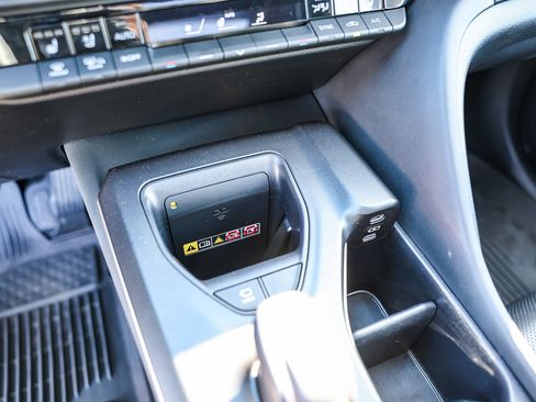 Used 2023 Toyota Crown Limited image 17