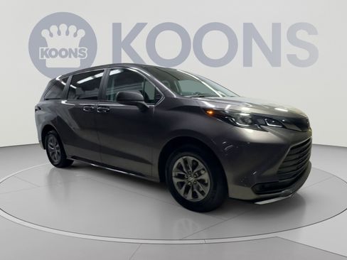 Used 2024 Toyota Sienna LE FWD image 2