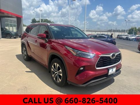 Used 2022 Toyota Highlander XLE AWD/4WD image 4