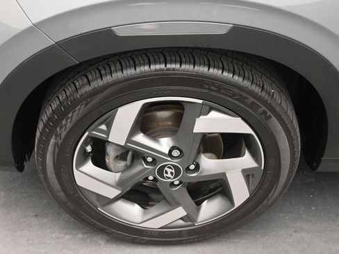 Used 2023 Hyundai Venue Limited FWD image 4