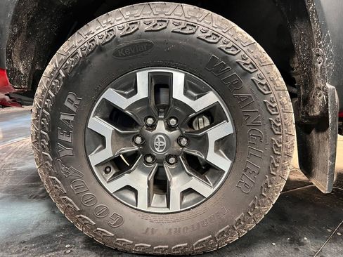 Used 2022 Toyota Tacoma TRD Off-Road w/ Technology Package image 32