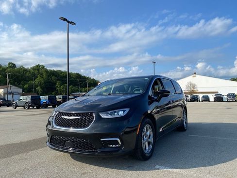 Used 2024 Chrysler Pacifica Limited image 5