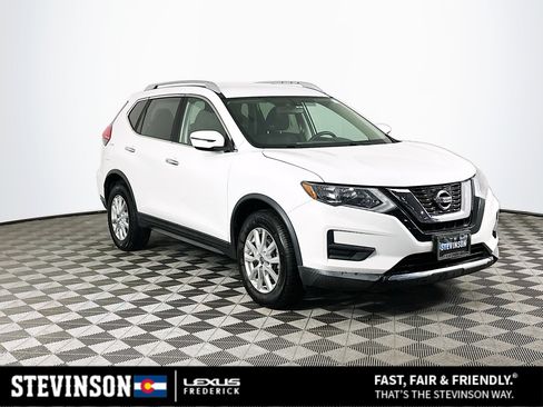 Used 2017 Nissan Rogue SV image 1