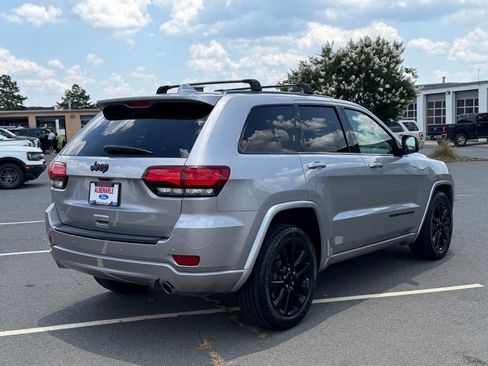 Used 2018 Jeep Grand Cherokee Altitude RWD image 3