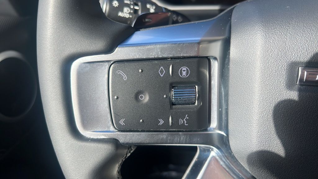 Used 2025 Land Rover Discovery Dynamic SE AWD/4WD image 32