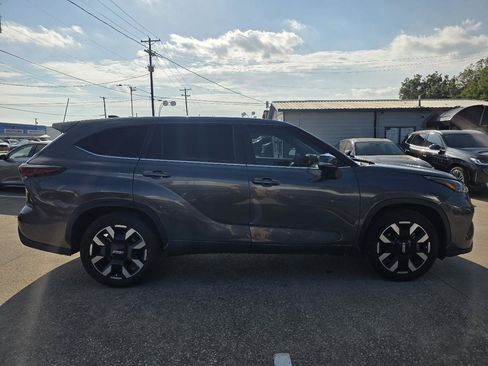Used 2025 Toyota Highlander LE FWD image 26