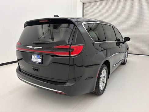 Used 2023 Chrysler Pacifica Touring-L FWD image 19