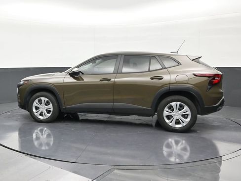 Used 2024 Chevrolet Trax LS FWD image 2