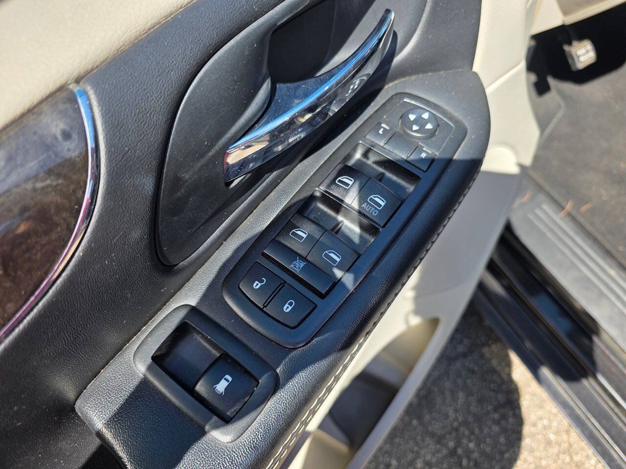 Used 2015 Chrysler Town & Country Touring-L w/ Driver Convenience Group FWD image 10