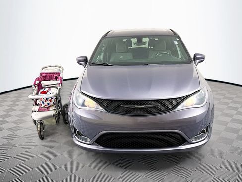 Used 2019 Chrysler Pacifica Touring Plus w/ S Appearance Package FWD image 2