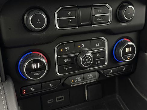 Used 2024 Chevrolet Tahoe Z71 w/ Luxury Package image 19