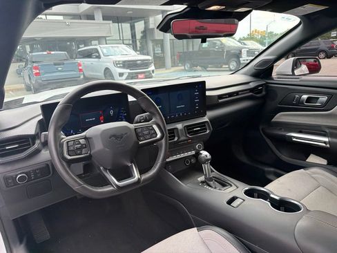 Used 2024 Ford Mustang Convertible RWD image 12