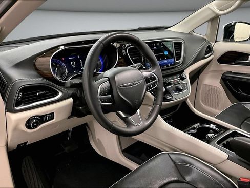 Used 2023 Chrysler Pacifica Limited FWD image 17