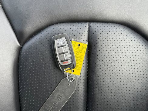 Used 2023 Chrysler Pacifica Touring-L image 31