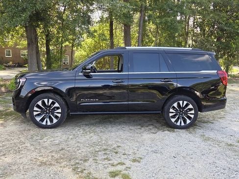Used 2025 Ford Expedition Platinum w/ Driver's Package AWD/4WD image 5