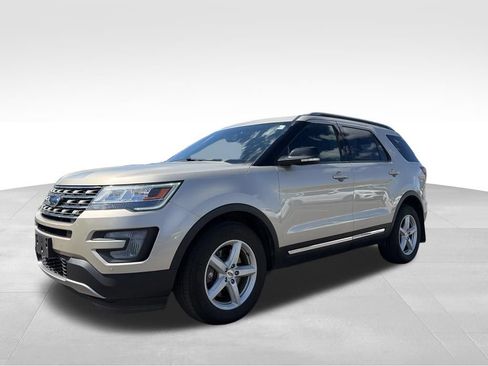 Used 2017 Ford Explorer XLT w/ Equipment Group 202A AWD/4WD image 3