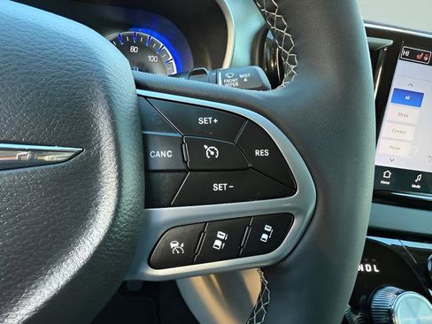 Used 2024 Chrysler Pacifica Touring-L FWD image 17