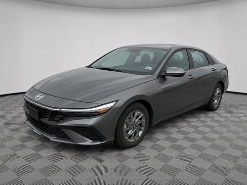 Used 2024 Hyundai Elantra SEL FWD image 2