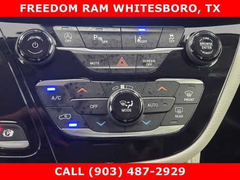 Used 2023 Chrysler Pacifica Limited FWD image 13