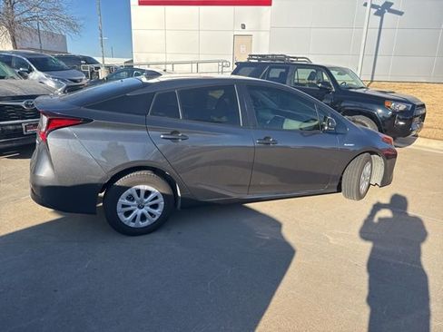 Used 2020 Toyota Prius L Eco image 3