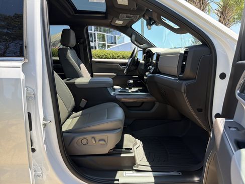 Used 2025 Chevrolet Silverado 1500 LTZ w/ LTZ Convenience Package II AWD/4WD image 33