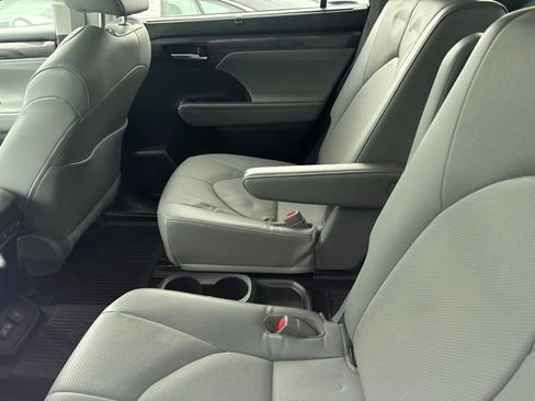 Used 2023 Toyota Highlander Limited FWD image 9