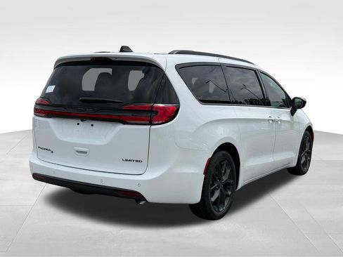 New 2027 Chrysler Pacifica Limited FWD image 28