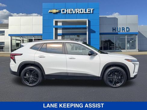 Used 2024 Chevrolet Trax ACTIV w/ Sunroof Package FWD image 3