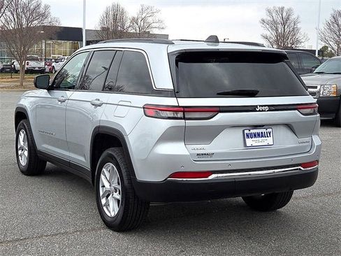 Used 2024 Jeep Grand Cherokee Laredo X image 3