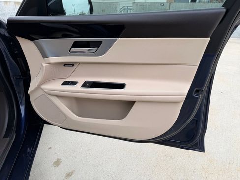 Used 2018 Jaguar XF Premium image 27