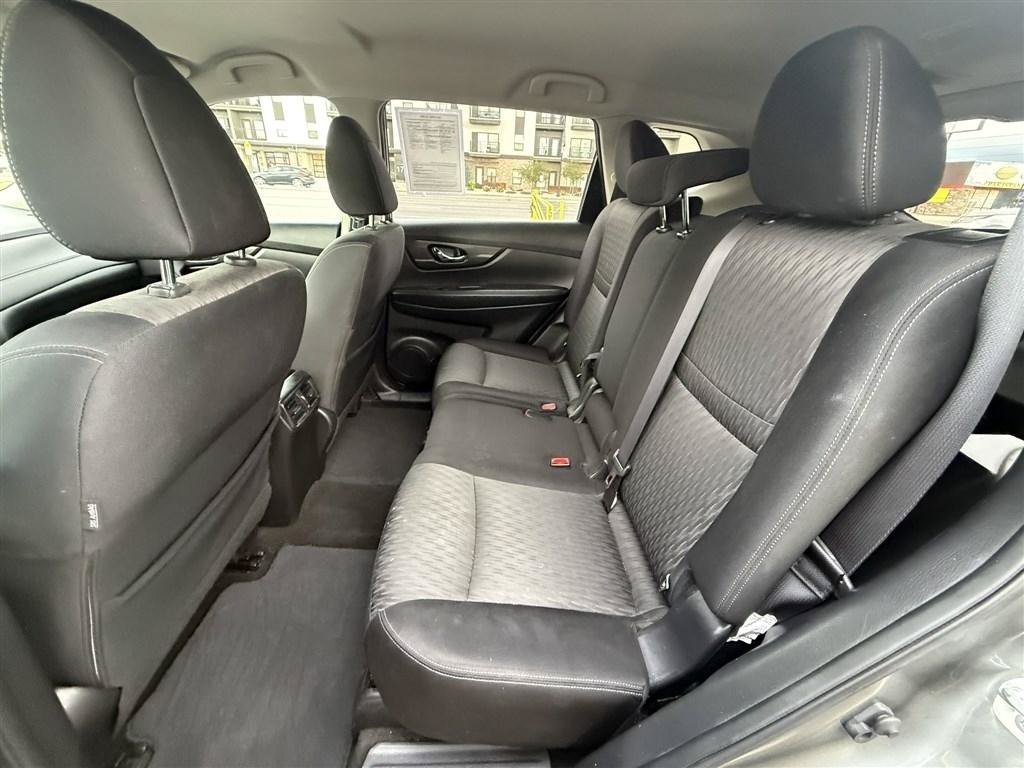 Used 2017 Nissan Rogue SV AWD/4WD image 23