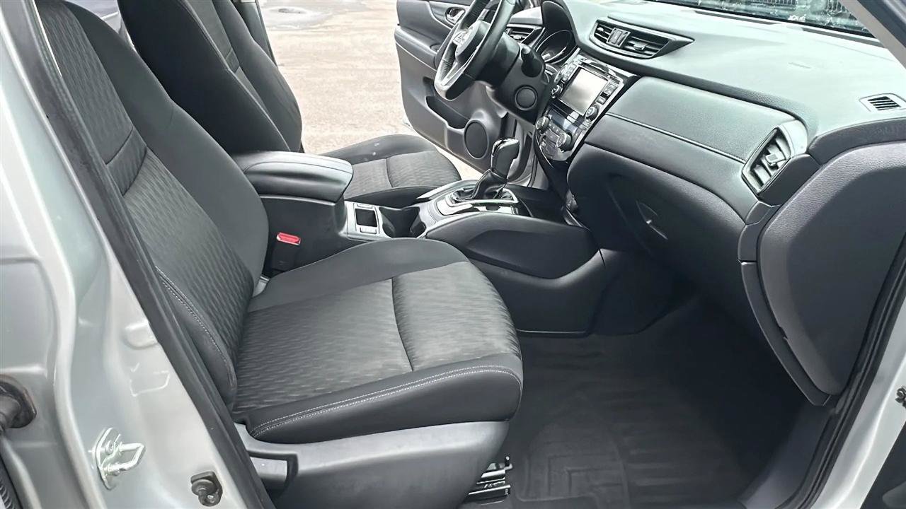 Used 2017 Nissan Rogue SV w/ SV Premium Package AWD/4WD image 35