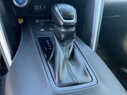 Used 2022 Toyota Venza LE image 22