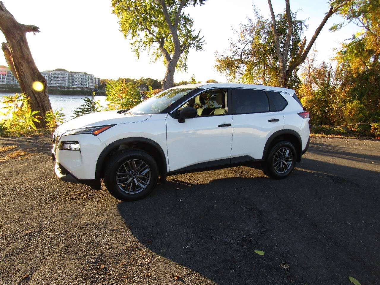 Used 2023 Nissan Rogue S AWD/4WD image 2
