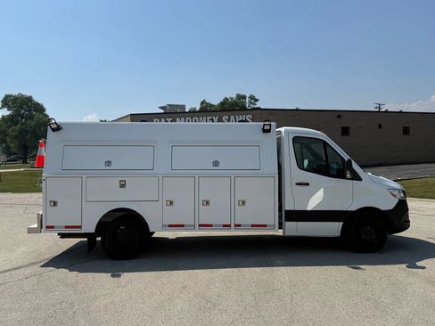 Used 2019 Freightliner Sprinter 3500 w/ Premium Package RWD image 4