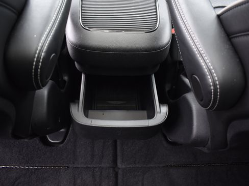 Used 2025 Chrysler Pacifica Limited image 29