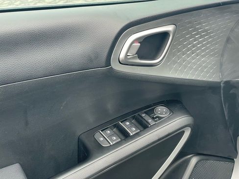 Used 2025 Kia Soul LX image 12