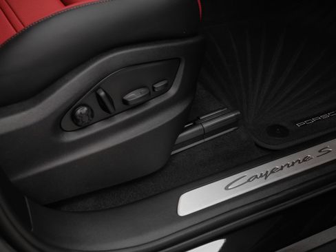 Used 2025 Porsche Cayenne S image 20