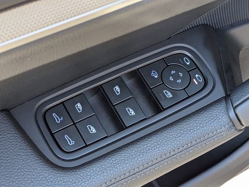 Certified 2025 Porsche Cayenne AWD/4WD image 15
