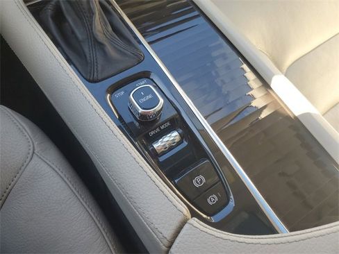 Used 2017 Volvo XC90 T5 Momentum w/ Vision Package image 28