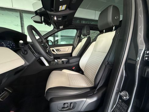 Used 2025 Land Rover Discovery Sport Dynamic SE image 5