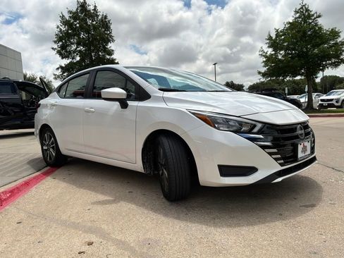 Used 2025 Nissan Versa SV FWD image 4