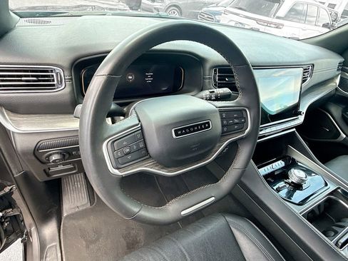 Used 2023 Jeep Wagoneer L Series II AWD/4WD image 12